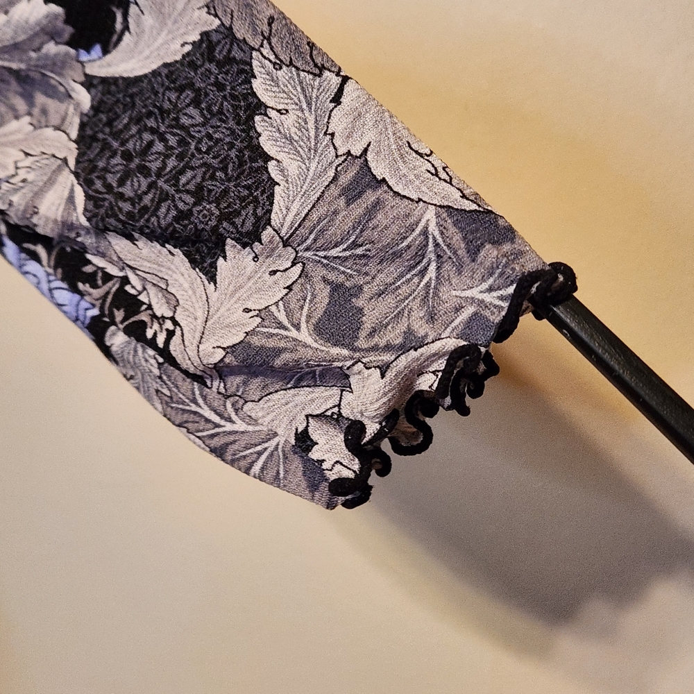 Apostrophe Floral Blouse Large Delicate scalloped bottom hems and cuffs - Picture 3 of 8